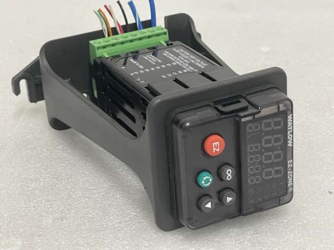 WATLOW EZBB-L3AA-AAAA TEMPERATURE / PROCESS CONTROLLER EZ-ZONE - photo 1 of 7