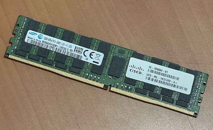 Samsung M386A4G40DM1-CRC5Q 32GB PC4-19200 DDR4-2400MHz Registered ECC Memory - photo 1 of 4