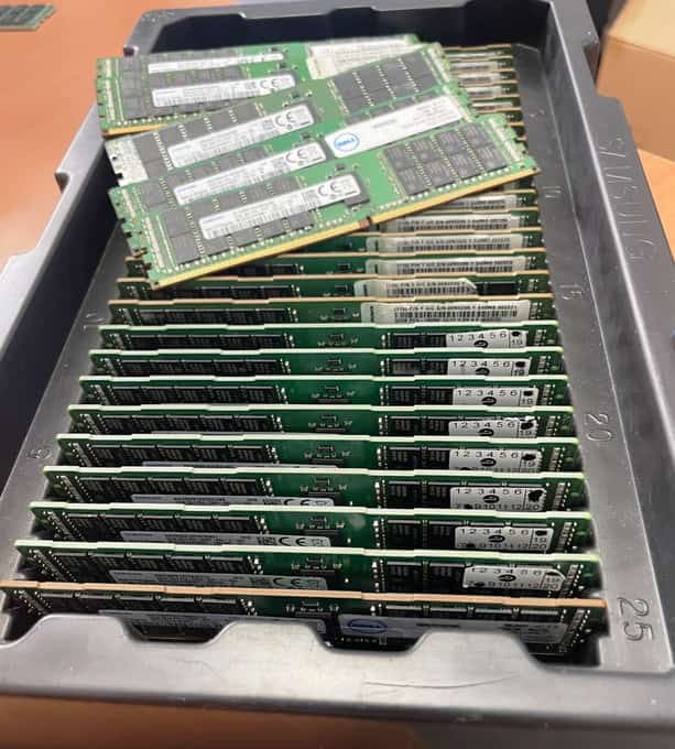 30 x Samsung 32GB DDR4 2400MHz ECC RDIMM Server RAM 2Rx4 M393A4K40BB1 - photo 1 of 7