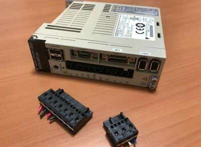 Yaskawa Servopack SGDS-02A12A Servo Controller 200W 230VAC 2.1A - photo 1 of 7