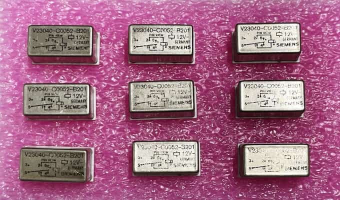 LOT OF 9 - Relay Siemens Genuine V23040-C0052-B201 12V - photo 1 of 5