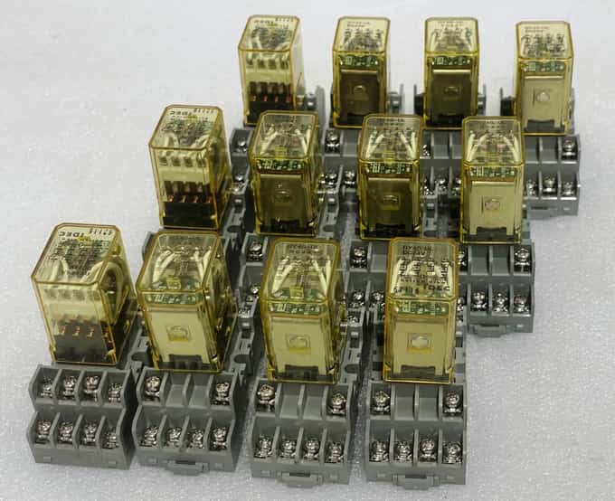 Lot of 12 Idec RY4S-UL Relays with SY4S-05 Sockets, 4-Pole, Coil: 24VDC - photo 1 of 5