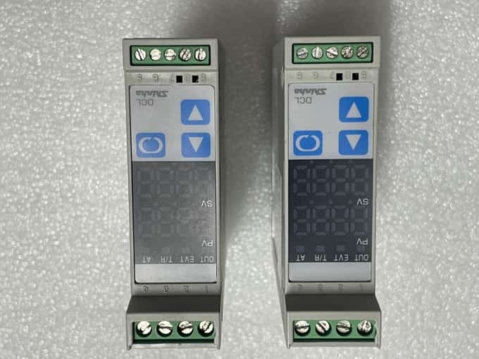LOT OF 2 - SHINKO Temperature Controller DCL-33A-R/M - photo 1 of 7